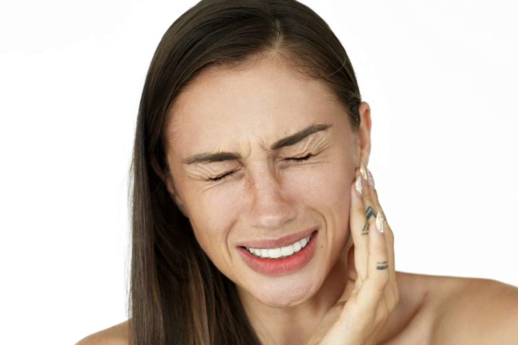 Lady with sensitive pain from cavity